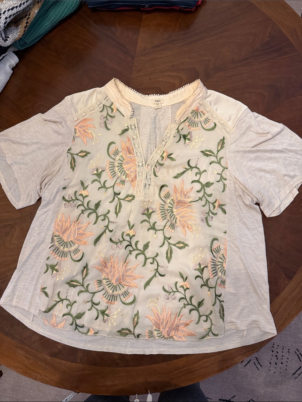 Anthropologie Embroidered Light Beige Floral Top w/Silky TShirt Sleeves & Back